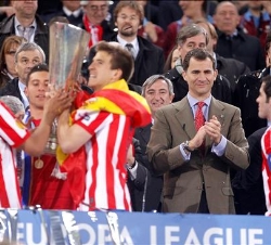El Príncipe junto a los jugadores del Atlético de Madrid tras la entrega del trofeo