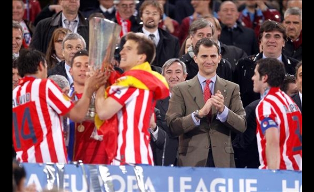 El Príncipe junto a los jugadores del Atlético de Madrid tras la entrega del trofeo