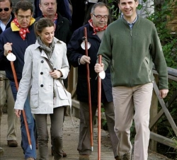 Don Felipe y Doña Letizia, durante su recorrido por el Camino de Santiago, junto al presidente de la Xunta de Galicia y el alcalde de Santiago de Comp