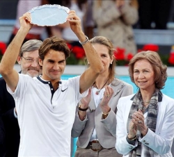 Roger Federer alza el trofeo de finalista, en presencia de la Reina, la Infanta Doña Elena y el presidente del CSD
