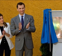 Don Felipe en presencia de Doña Letizia descubrió una placa conmemorativa de su visita al Colegio Infanta Leonor