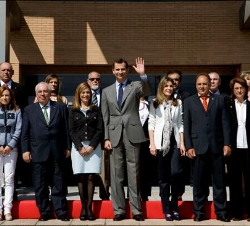 Don Felipe y Doña Letizia con el presidente del Principado de Asturias y las autoridades locales, tras su visita al Ayuntamiento de Castrillón