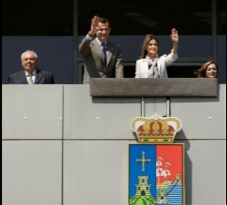 Sus Altezas Reales los Príncipes de Asturias junto al presidente del Principado de Asturias y la alcaldesa de Castrillón saludan a los habitantes de l