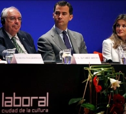 Sus Altezas Reales los Príncipes de Asturias junto al presidente del Principado de Asturias durante la conferencia