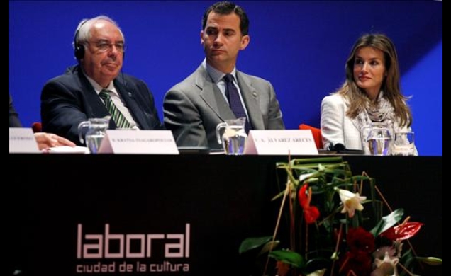 Sus Altezas Reales los Príncipes de Asturias junto al presidente del Principado de Asturias durante la conferencia
