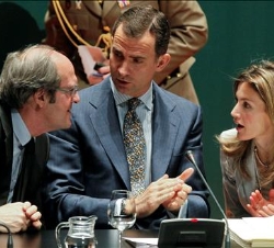 Sus Altezas Reales conversan con el ministro de Educación,Ángel Gabilondo