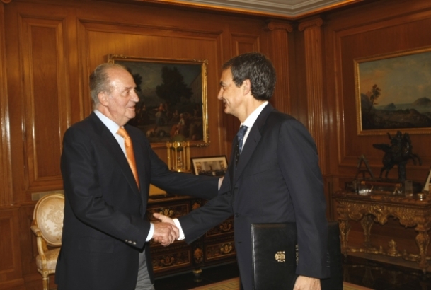 El Rey recibe el saludo del presidente del Gobierno