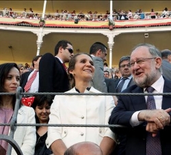 La Infanta Doña Elena acompañada de la ministra de Vivienda, Beatriz Corredor, y el presidente de la Asociación de la Prensa de Madrid, Fernando Gonzá