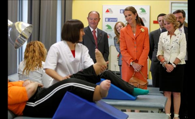 Su Alteza Real la Infanta Doña Elena durante su recorrido por las instalaciones del Centro
