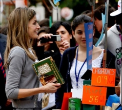 Su Alteza Real la Princesa de Asturias durante la visita que ha realizado al Mercado de Cooperativistas y Asociaciones Escolares de El Entrego