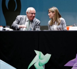 Doña Letizia conversa con el presidente asturiano, VicenteÁlvarez Areces, durante la inauguración del Día del Emprendedor