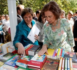 Su Majestad la Reina durante la inauguración de la Feria del Libro