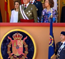 Los Reyes y los Príncipes durante el acto de homenaje a la Bandadera