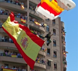 Paracaidista que porta la Enseña Nacional
