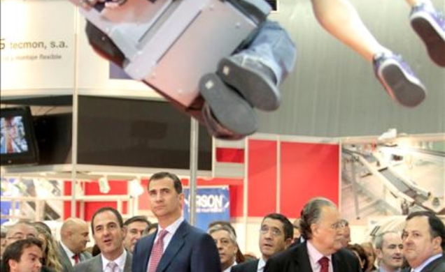 El Príncipe de Asturias acompañado por el lehendakari, Patxi López y el alcalde de Bilbao, Iñaki Azkuna, entre otras autoridades, durante la visita