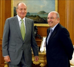 Don Juan Carlos y el vicepresidente de la Comisión Europea y comisario de la Competencia, Joaquín Almunia, durante la audiencia