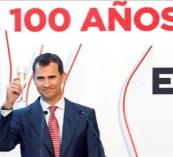 Su Alteza Real el Príncipe de Asturias realiza un brindis durante el acto conmemorativo del centenario del diario
