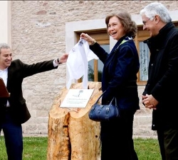 Su Majestad descubrió una placa conmemorativa de la inauguración de las instalaciones