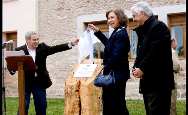 Su Majestad descubrió una placa conmemorativa de la inauguración de las instalaciones