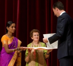 Don Felipe entrega el Premio Príncipe de Viana 2010 a la Solidaridad a la fundadora y a la presidenta de la ONG Creative Handicrafts, Isabel Martín y 