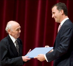 El Príncipe de Asturias y de Viana hace entrega del Premio Príncipe de Viana 2010 de la Cultura al lingüista suizo Jürgen Untermann