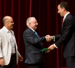 El Príncipe de Asturias y de Viana hace entrega del Premio Príncipe de Viana a la Dependencia a la Confederación Española de Organizaciones de Mayores