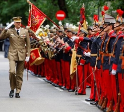 Don Felipe pasa revista a las tropas a su llegada a la Escuela de Guerra del Ejército