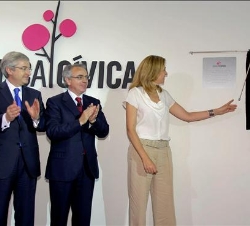 Doña Cristina descubre una placa conmemorativa de la inauguración