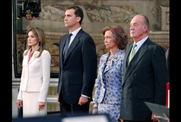 Sus Majestades los Reyes y Sus Altezas Reales los Príncipes de Asturias durante el acto