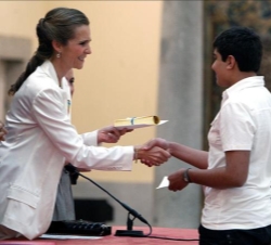 Doña Elena entrega el primer premio al alumno Tesvetan Todorov