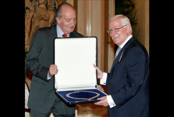 Don Juan Carlos entrega a Víctor García de la Concha el Toisón de Oro