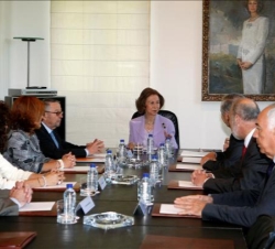 Su Majestad la Reina durante la firma del convenio entre FAD y RTVE