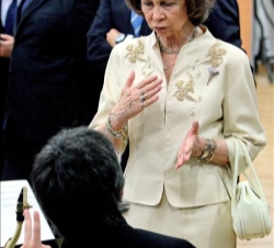 Doña Sofía conversa con uno de los alumnos