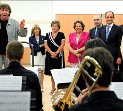 Su Majestad escucha una pieza de jazz interpretada por alumnos del Conservatorio