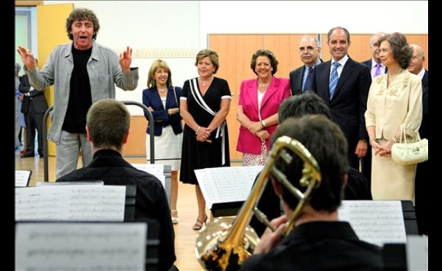 Su Majestad escucha una pieza de jazz interpretada por alumnos del Conservatorio