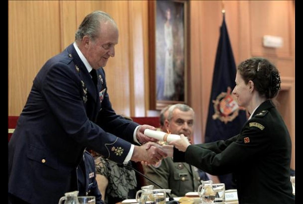 Don Juan Carlos entrega su diploma a la mayor del Ejército de Tierra de Bélgica Anne-Marie Delanghe