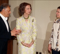 La Reina y la Princesa Doña Irene conversan con Zubin Mehta