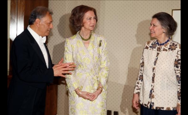 La Reina y la Princesa Doña Irene conversan con Zubin Mehta