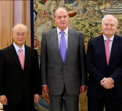 Su Majestad, con el Sr. Amano y el ministro Moratinos