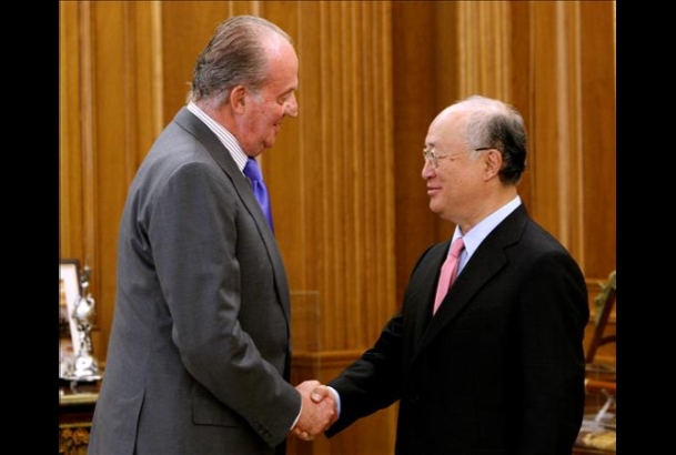 Don Juan Carlos recibe el saludo del director del Organismo Internacional para la Energía Atómica, Yukiya Amano