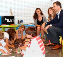 Los Príncipes conversan con una monitora durante un taller infantil