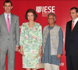 Doña Sofía y Don Felipe junto a Muhammad Yunus, y el director general del IESE Jordi Canals