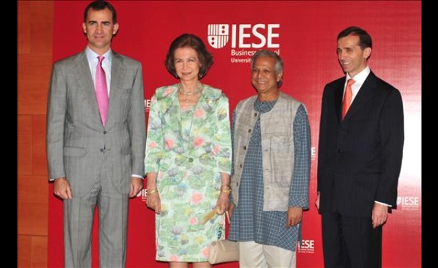Doña Sofía y Don Felipe junto a Muhammad Yunus, y el director general del IESE Jordi Canals