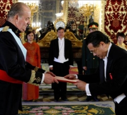 El nuevo embajador de la República Socialista de Vietnam entrega sus credenciales a Don Juan Carlos
