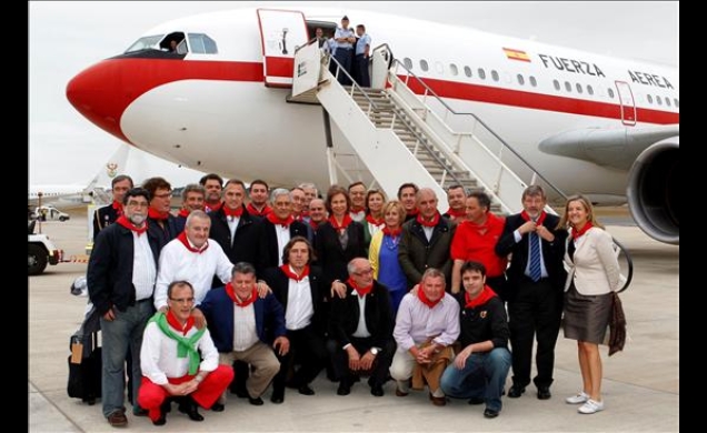 La Reina, el secretario de Estado para el Deporte y presidentes de federaciones regionales y de equipos, luciendo un pañuelo rojo con motivo de la fes