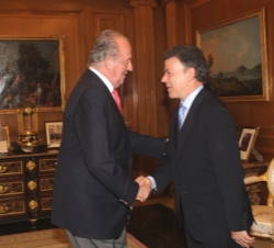 Saludo entre Don Juan Carlos y el Presidente electo de Colombia, Juan Manuel Santos