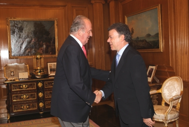 Saludo entre Don Juan Carlos y el Presidente electo de Colombia, Juan Manuel Santos