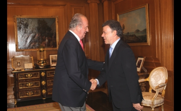 Saludo entre Don Juan Carlos y el Presidente electo de Colombia, Juan Manuel Santos