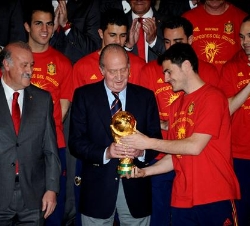 Iker Casillas muestra el trofeo de Campeones del Mundo a Su Majestad el Rey