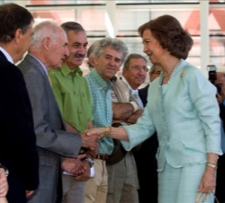 Doña Sofía saluda a Emiliano Aguirre, primer director de los yacimientos de Atapuerca